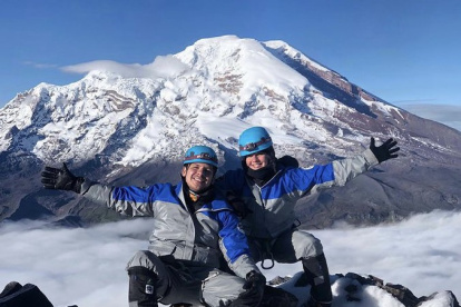 Víctor y Génesis en el volcán Carihuairazo.