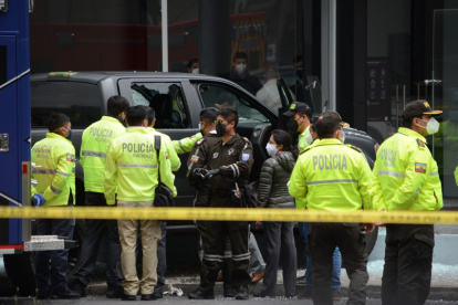 Dentro de esta camioneta negra, la Policía encontró el cuerpo sin vida de la víctima.
