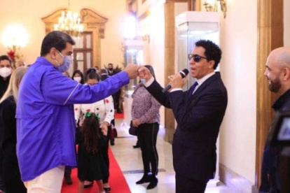 El cuestionado gobernante de Venezuela junto al merenguero dominicano Bonny Cepeda.