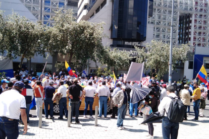 Protesta. Los pensionistas del Isspol cerraron por varios minutos la avenida Amazonas para rechazar la postergación de la audiencia.