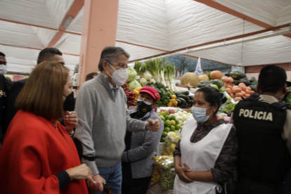 El presidente Guillermo Lasso visitó el mercado de Iñaquito, en el norte de Quito, y escuchó a los comerciantes.