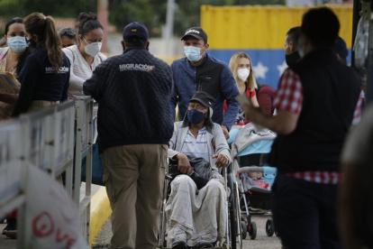 Personas cruzan el puente internacional Simón Bolívar desde Colombia hacia Venezuela.