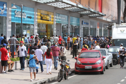 Dentro y fuera de varios centros comerciales de la ciudad se concentraron grupos familiares, el martes pasado.