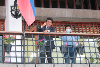 Jorge Yunda saluda a sus simpatizantes desde el balcón del Municipio de Quito.