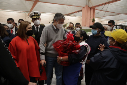 Visita. Antes del anuncio, Lasso se encontró con los comerciantes del mercado de Iñaquito en el norte de Quito.