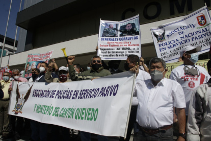 Protesta. Pensionistas del Isspol hicieron un plantón en los exteriores del Complejo Judicial norte de Quito.