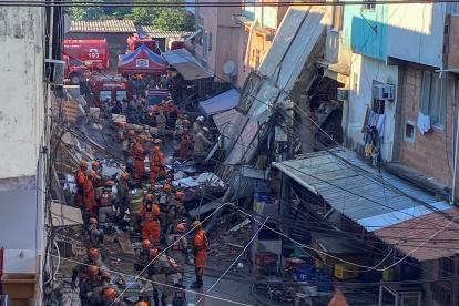 Vista de los escombros de un edificio residencial de cuatro pisos que se derrumbó este jueves en la ciudad brasileña de Río de Janeiro, accidente que dejó un muerto.