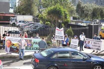 Acción. Familiares y amigos de una agrupación religiosa fueron este jueves a respaldar al defensor Freddy Carrión en la Corte.