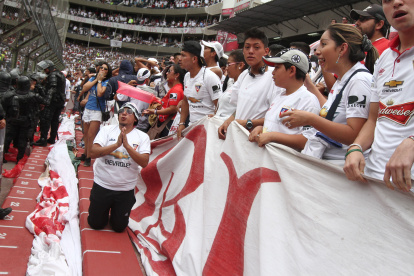 Hinchada de la Liga Deportiva Universitaria, sector general Sur. 

El día de hoy fisputan la final del campeonato nacional entre Liga de Quito VS Emelec

Agencia (ag-expreso ag-extra ag-quito)