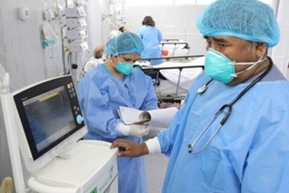 Personal médico en una unidad de salud pública. El sector está dividido en varios subsistemas que pertenecen a diversas entidades.