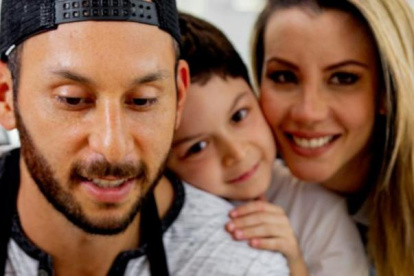 Carlos Xavier junto a su hijo Sebastián y su esposa Yuli, presentan su producto.