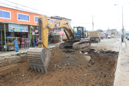 Las obras de alcantarillado obligan a hacer desvíos de tránsito en el sector.
