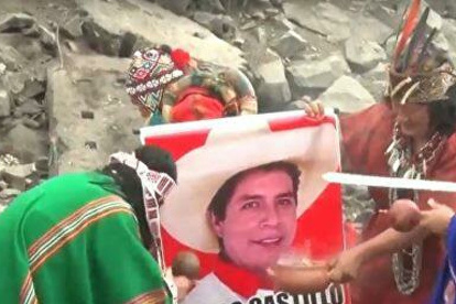 Partidarios con una pancarta del candidato que este domingo podría ser presidente del Perú.