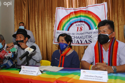 Los legisladores Salvador Quishpe, Patricia Sánchez y Celestino Chumpi, durante una rueda de prensa en Guayaquil.