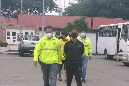 Custodiados por agentes de la Policía, los sospechosos llegaron al Cuartel Modelo.