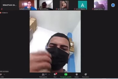 Hecho. El falso estudiante empezó junto con otro a proferir insultos.