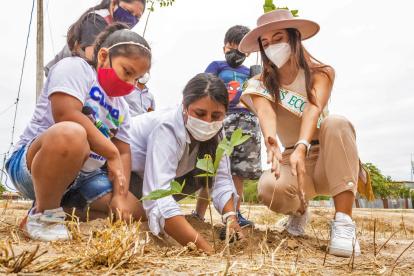 La Miss Eco Ecuador, Susan Toledo, estuvo presente en la siembra junto a varios niños.