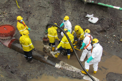 En el simulacro de drenaje participaron técnicos, obreros y paramédicos junto a delegados de otras instituciones del Estado y del Comité de Operaciones de Emergencia