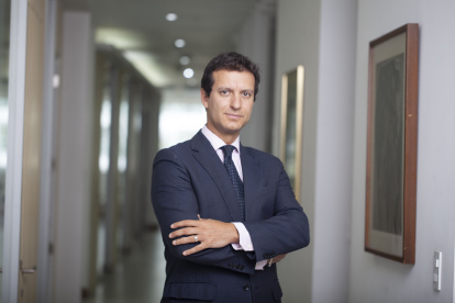 Planteamiento. Pablo Solines, es abogado, realizó estudios en España, en las universidades Autónoma y la Carlos III de Madrid.