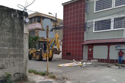 Pluma ubicada por los vecinos de Urdenor fue retirada por maquinaria.