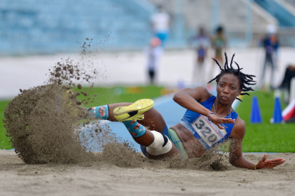 Zaldívar fue plata en el reciente Sudamericano de Atletismo de Mayores. Saltó con medias, en las que llevaba fotos de sus seres queridos de Cuba.