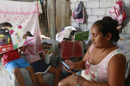 Las tareas de los estudiantes de los planteles fiscales llegan por mensajes de whatsapp. Los padres intentan ayudar en la jornada.