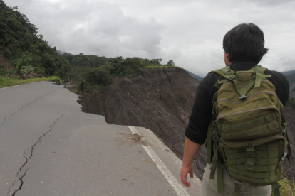 El socavón que se formó en la carretera se ha llevado parte de la Troncal Amazónica que conecta la Sierra con Amazonía. Ese tramo de vía prácticamente ha desaparecido.