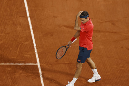 Federer aseguró que forzó su recién lesionada rodilla en el partido de 3 horas y media contra el alemán Dominik Koepfer.