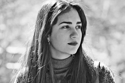 Nació en 1997. Estudia Letras en la Universidad de Buenos Aires. Ha participado en diversos ciclos de lectura en Argentina, Chile y Ecuador. Es curadora del proyecto ‘Línea imaginaria: muestra de arte ecuatoriano’. En 2019 publicó la plaqueta ‘Ciudad cemento’.