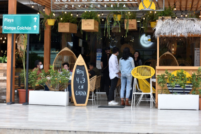 Propuestas como la implementación de terrazas y mesas al aire libre han ayudado a reactivar la actividad en los restaurantes de la ciudad.