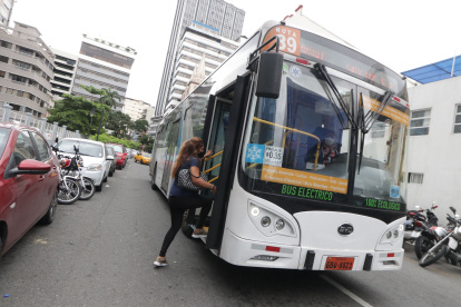 Servicio. Ciudadanos del norte de Guayaquil aprovecharon el servicio de esta flota luego del mediodía.