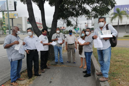 Plantón de líderes comunitarios a las 07:00 fuera de oficinas de CNEL, en la avenida Bomberos.