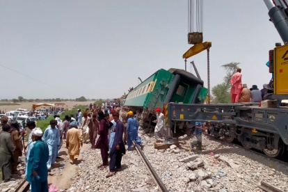 Personal de emergencias en las labores de rescate de los pasajeros atrapados en el accidente de tres ocurrido esta madrugada en Dharki, Pakistan. EFE/EPA/WAQAR HUSSEIN