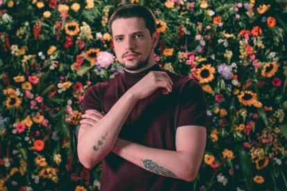 Andrés Lazo empezó su carrera musical en 2011. Un millón como tú fue su primer gran éxito junto a la cantante chilena Cami.