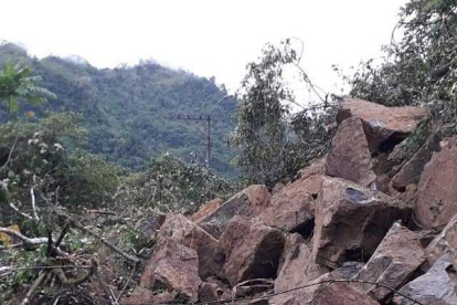Gran cantidad de rocas se precipitó a la carretera hace pocos minutos