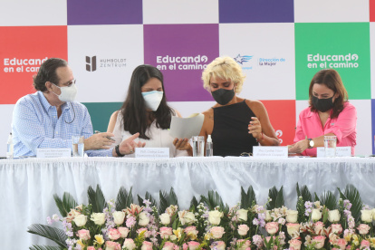 La alcaldesa Cynthia Viteri; y la viceministra de Educación, Cinthya Game, firmaron el convenio de apoyo educativo.