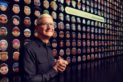 CEO de Apple, Tim Cook, saluda a millones de desarrolladores de todo el mundo en la Conferencia Mundial de Desarrolladores de Apple en Apple Park en Cupertino, California.