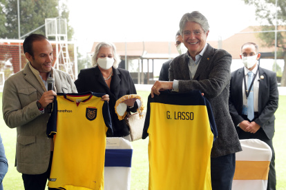 El presidente Lasso recibió su camiseta y compartió con los jugadores.