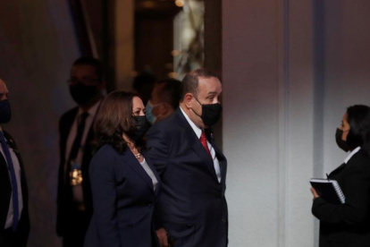 La vicepresidenta de EE. Kamala Harris, junto al presidente de Guatemala