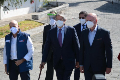Presidente Guillermo Lasso se apoya en un bastón al caminar.
