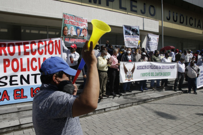 Plantón. El pasado 3 de junio, pensionistas del Isspol acudieron a la Unidad Judicial por una audiencia que no se dio.