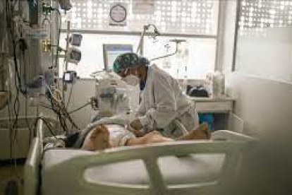 El trabajo en las UCI se ha vuelto una pesadilla para muchos médicos y enfermeros luego de la pandemia de coronavirus.