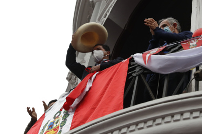 El candidato presidencial Pedro Castillo habla ante sus seguidores.