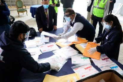 Una intensa y dramatica jornada de escrutinios se vive en el Perú.