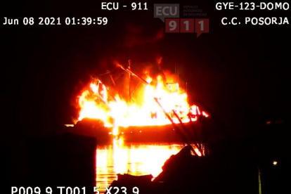 En la madrugada de este martes 8 de junio hubo incendio en dos embarcaciones, en Posorja.