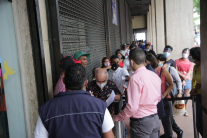 Guayaquil. Fila en la avenida 9 de Octubre, en el Registro Civil, para sacar la cédula u otros documentos.