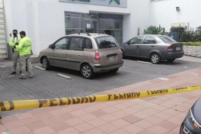 El jefe policial detalló que se revisan grabaciones de cámaras para identificar a los delincuentes.