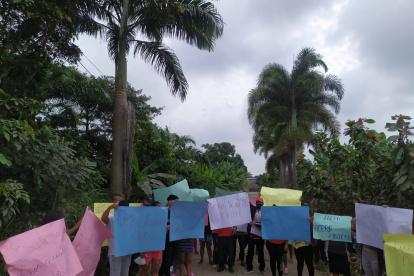 Mientras la jueza ejecutó la inspección en el interior de la fábrica, acción a la que no tuvo acceso la prensa, en los exteriores del lugar un grupo de 50 personas protestaron en contra de la entidad y señalaron además que existe explotación laboral.