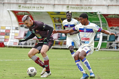 Jonatan Bauman (i) es el goleador de la LigaPro con 12 anotaciones.