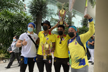 Joffre Jurado y Danny León (c) luego de arribar al país con el título sudamericano juvenil.